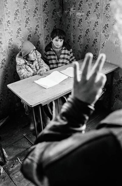 John Vink, GÉORGIE. Ushguli (Svanétie). 14 februari 2000, La vieille école n’ouvre que lorsqu’il ne fait pas trop froid