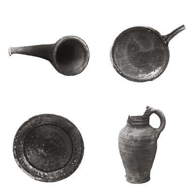 Hoorn van oxyderend gebakken aardewerk, Bordje van aardewerk met groen loodglazuur. Steelpan van loodglazuur aardewerk, Kruik van reducerend gebakken aardewerk. Keramiek
