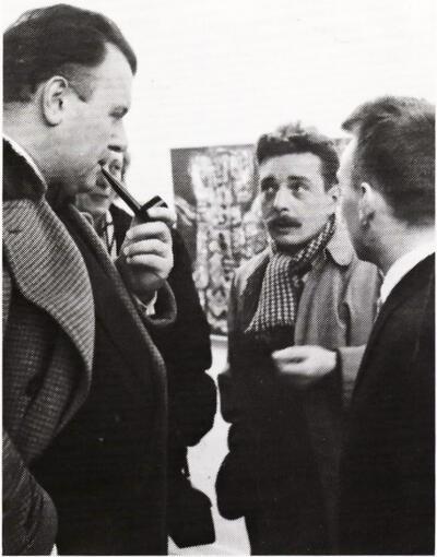 Albert Niels, Serge Vandercam en Walter Koru n op de openi ngstentoonstelling. Op de ac htergrond een schiderij van Hérold. Taptoe