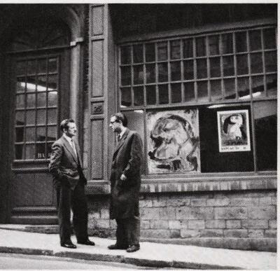 Gentil Haesaert en Christian Dotremont voor het Taptoehuis tijdens de tentoonstelling Asger Jorn. Taptoe