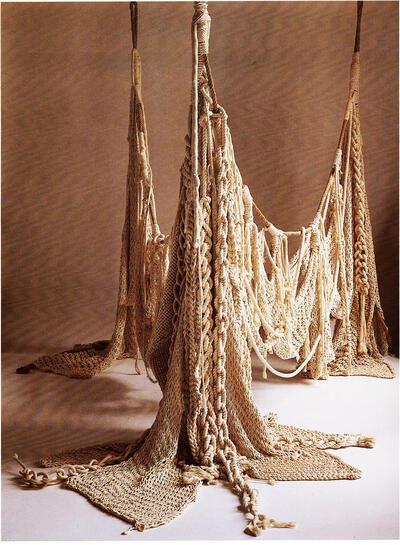Liberta (1943-). Treurend vangnet. 1975. Textielkunst