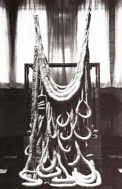 Lleva Bostoen (1935-). Queensdress. 1974. Textielkunst