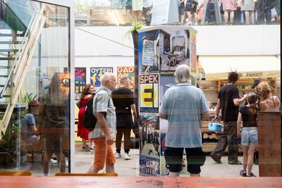 Samen aan de kar duwen Timecircus in de Warande