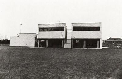Lou Jansen, Woonhuis en praktijk dokter Mol. Achterzijde van de woning van Dr. Mol, 1974.