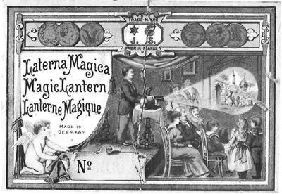 Deksel van een doos waarin lantaarnplaatjes opgeborgen worden. Laterna Magica