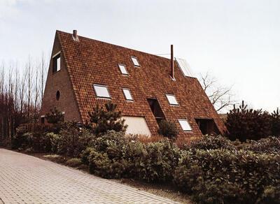 Atelier Vanhout en Schellekens, Woning Schellekens. Privéwoning voor gezin met drie kinderen. Hertenstraat 8, Turnhout.  1968/70,  pannen, baksteen en hout. Braem