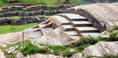 De zogenaamde ' Inca-troon' op de Suchuna-rots tegenover de Sacsayhnaman-berg, .Peru.