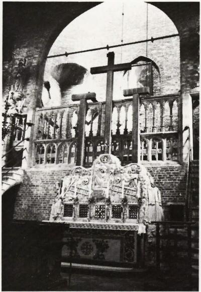 Brugge: Interieur van de Jeruzalemkerk met blik in de toren.