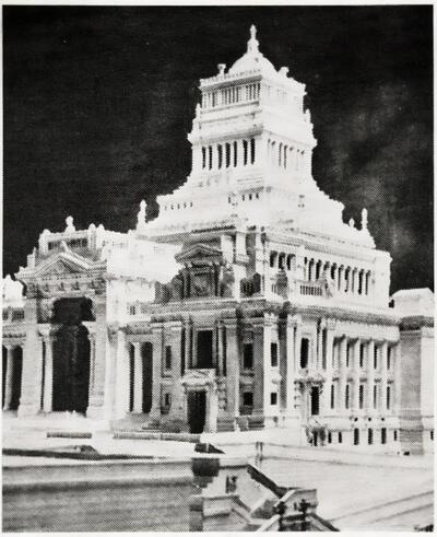 Maquette met de oorspronkelijke Zigurratvorm. Brussel