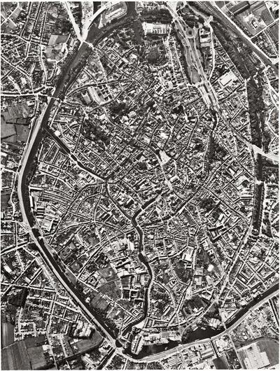 Luchtfoto van de binnenstad van Brugge. Het Noorden is links.