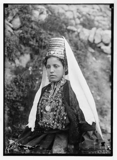 Getrouwde vrouw uit Bethlehem met hoed en sluier, Matson Photo Service, ca. 1934–1939