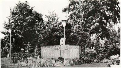 Monument Dr. A. Mathijsen (uitvinder van het gipsverband), Budel (N. Br.). 