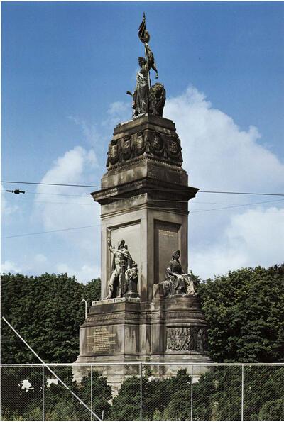 Nationaal monument 1813-1863. Onthuld in 1869, Den Haag. Uitgevoerd naar een ont­werp van J.Ph. Koelman en W.C. van der Waayen Pieterszen.  Nederland