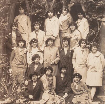 Groep vrouwelijke studentes van het academiejaar 1927-28