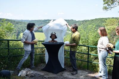 Onthulling van de reconstructie van Mos'Anne