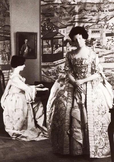 Twee japonnen van witte zijde. ca. 1755 