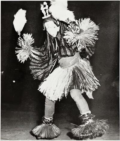 Een modern Guro-masker in gebruik; de danser is geheel onherkenbaar door mas­ker én kostuum. (uit: B. Holas, Arts de la Cöte d'lvoire, Presses Universitaires de France, Paris 1966, Planche 188) 