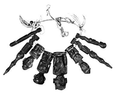 Halsketting met acht beelden en enige tanden, Dayak, noordoost Borneo, Indo­nesië.