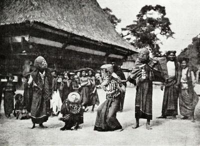 Maskerdans bij de Timur-Batak bij een begrafenis. 