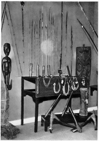 De opstelling van 1917 van 'steenbijlen, wapens en opschik van Nieuw-Guinea' in Het Princessehof te Leeuwarden