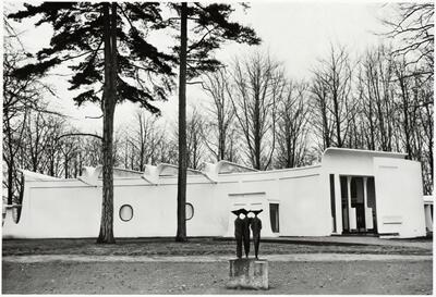 Het paviljoen in Middelheim met op de voorgrond een beeld van Ajolfi Wandelende zusters, 1960-1961