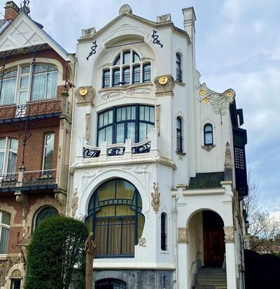 Nr. 50, 'Huize Zonnebloem', arch. J. Hofman, gebouwd 1895-1900.