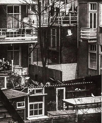 Particulier initiatief; ontsnapt aan de voor­schriften en de welstandscommissie. 