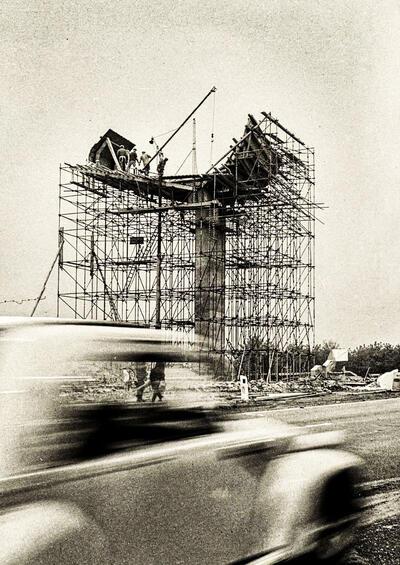 'Teken' in opbouw langs de autoweg Brussel-Oostende, Groot-Bijgaarden. 