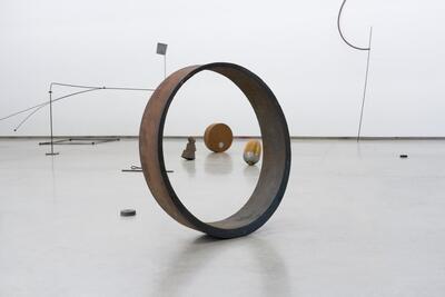 Wolfgang Nestler, Installatiezicht, EIN SCHLOSS DIE LÜFTE ZU VERSCHLIESSEN, 2024