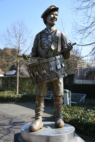 De Kleine Tamboer, te Averbode 175 x 87 x 78 cm, voorstellend Ernest Claes als tamboer van de fanfare De Sint-Jansvrienden te Averbode (Westelsebaan, tegenover voormalig gemeentehuis). Werk van beeldhouwer René Huybrechts.