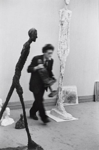 Henri Cartier-Bresson, Giacometti à la galerie Maeght, Paris, 1961. Fondation Henri Cartier-Bresson/Magnum Photos 
