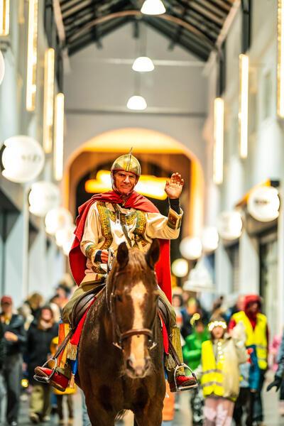 Romeinse soldaat te paard die tijdens de jaarlijkse Sint-Maarten-lichtjesstoet rondtrekt in de Aalsterse straten, 2025.