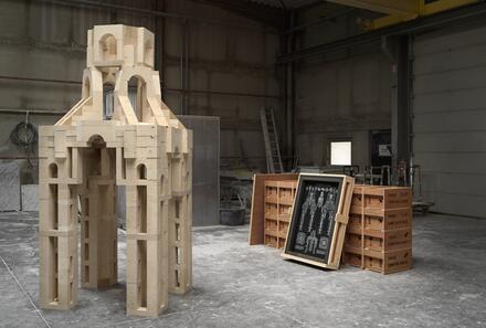 Conrad Willems, Construction IV, 2017, 500 beige Borrèze-blokken, 275 x 120 x 110 cm Tekening: witte inkt op zwart papier, 110 x 75 cm