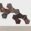‘Global Citizen’, 2017, gerecycled hout en gerecyclede hand gehamerde koperen platen, 571 x 365 x 45 cm (afmetingen variabel). 