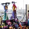 Het Altaar van Antwerpen is een installatie waaraan kunstenaars en bezoekers elk jaar een nieuwe laag toevoegen. Patricia Lopez, een kunstenares met Mexicaanse roots, legde de basislaag die erg Mexicaans oogt met elementen als Catrina’s, kleurrijke schedels en papier-maché.