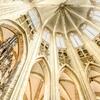 De indrukwekkende kooromgang met links de sacramentstoren van de Leuvense Sint-Pieterskerk