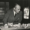Léon Stynen gebogen over de maquette van de Wezenbergsite in Antwerpen, ca.1962.