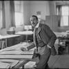 Henry van de Velde in zijn atelier van de school voor decoratieve kunsten in Weimar (foto’s Louis Held, Weimar, 1908)