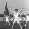 Turnfeest in het stadion van FC Beringen, op de achtergrond de Sint-Theodarduskerk van Beringen-Mijn, Archief Mijnmuseum.