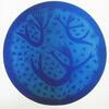 Sandra Deklerck: Glas: Saint-Just, blauw op ysli, Diameter: ca. 26,5 cm, Techniek: Uit een mondgeblazen blauwe plaatglas wordt een cirkel gesneden. Deze schijf wordt in de oven omgebogen tot een schaal.