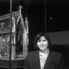 Conservator Hilde Lobelle-Caluwé bij het Ursulaschrijn van Hans Memling, bewaard in het Brugse Memlingmuseum/Sint-Janshospitaal. 