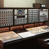 Synthesizer.  Instituut voor Psychoacustica en Elektro­nische Muziek van de BRT en de Rijksuniversiteit Gent, Gent. Van snorhout tot synthesizer