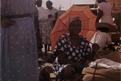 Daniël Buren - Souvenirfoto van een markt in Pointe-a-Pitre Quadelupe