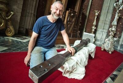 In een van de zijkapellen van de Sint-Romboutskathedraal kunnen bezoekers de nieuwe klepel voor de Rumoldusklok bewonderen. Het gevaarte weegt 125 kilogram en werd aan de kerkfabriek geschonken door Mechelaar Luc Michiels, specialist in torenuurwerken.