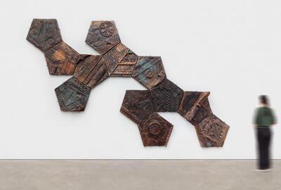 ‘Global Citizen’, 2017, gerecycled hout en gerecyclede hand gehamerde koperen platen, 571 x 365 x 45 cm (afmetingen variabel). 
