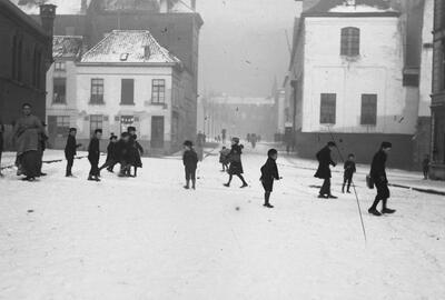 Arnold Vander Haeghen, Sneeuwpret op het Kramersplein in Gent, ca. 1890-1900, glasnegatief, 17,7 x 12,9 cm