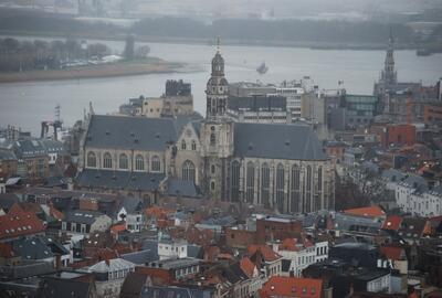 De Sint-Pauluskerk aan de Veemarkt in Antwerpen, vlakbij de Schelde