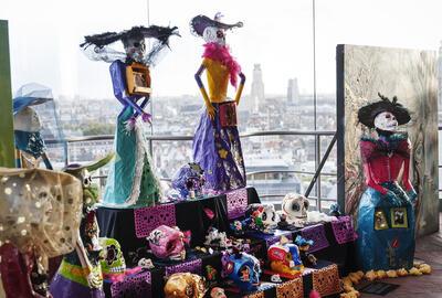 Het Altaar van Antwerpen is een installatie waaraan kunstenaars en bezoekers elk jaar een nieuwe laag toevoegen. Patricia Lopez, een kunstenares met Mexicaanse roots, legde de basislaag die erg Mexicaans oogt met elementen als Catrina’s, kleurrijke schedels en papier-maché.