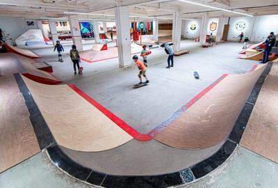 Met ‘Byrrrh and Skate’ bouwde Youssef Abaoud zelf een indoor skatepark in Brussel, waar jongeren elkaar eindelijk ook tijdens de natte wintermaanden kunnen ontmoeten