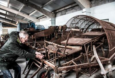 Frans D’Haeyere en zijn aardappelrooier Norvan uit de jaren 1950, een Topstuk van de Vlaamse Gemeenschap Foto: Saskia Vanderstichele